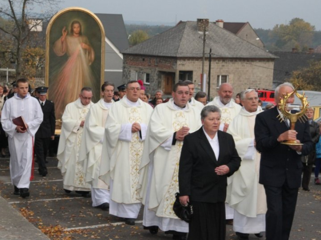 BABICE. Przy obrazie i relikwiach wierni modlą się całą dobę