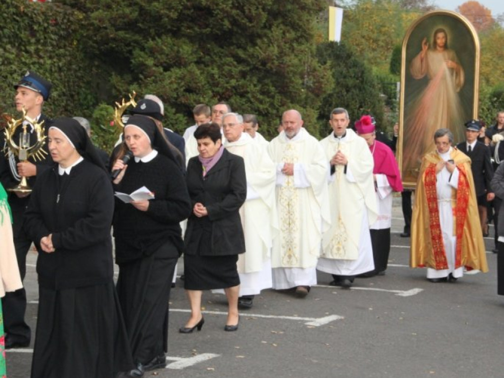 BABICE. Przy obrazie i relikwiach wierni modlą się całą dobę