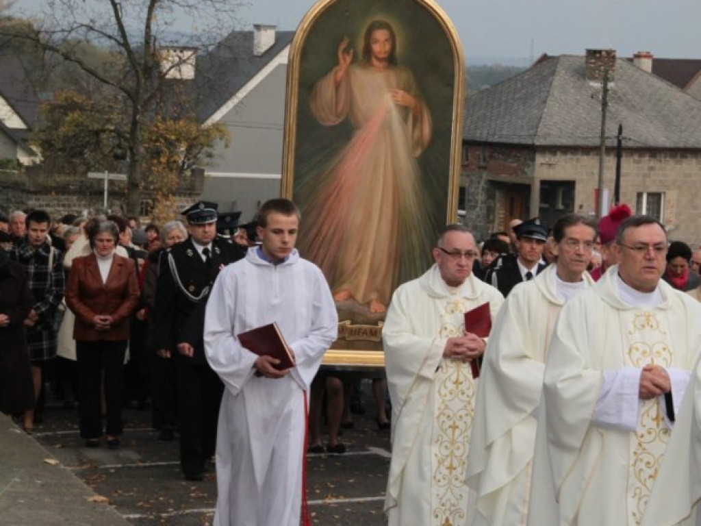 BABICE. Przy obrazie i relikwiach wierni modlą się całą dobę