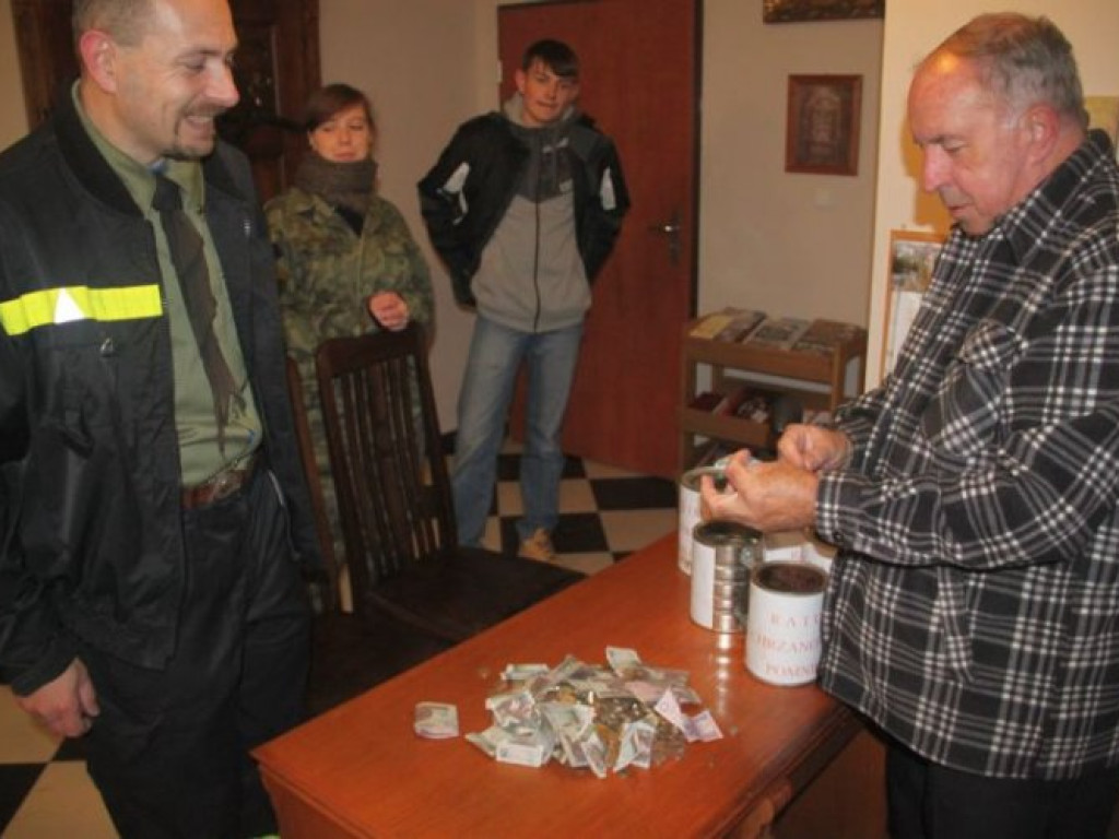 CHRZANÓW. Najczęściej do puszek wrzucały starsze osoby