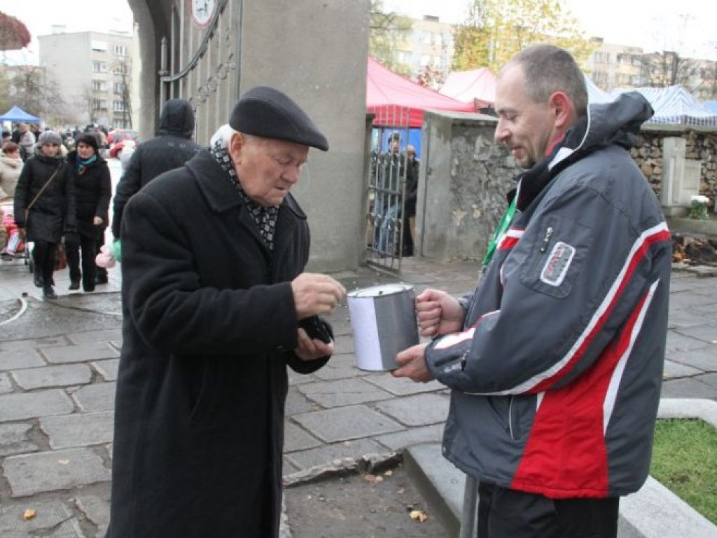 CHRZANÓW. Najczęściej do puszek wrzucały starsze osoby