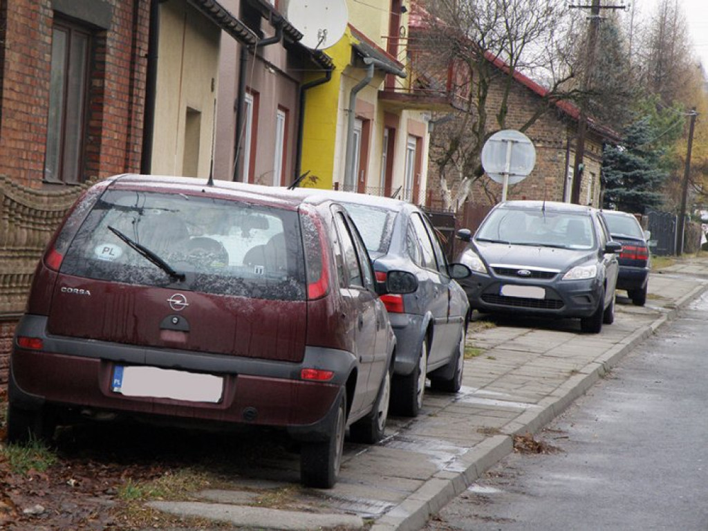 TRZEBINIA. Chodnik czy parking?