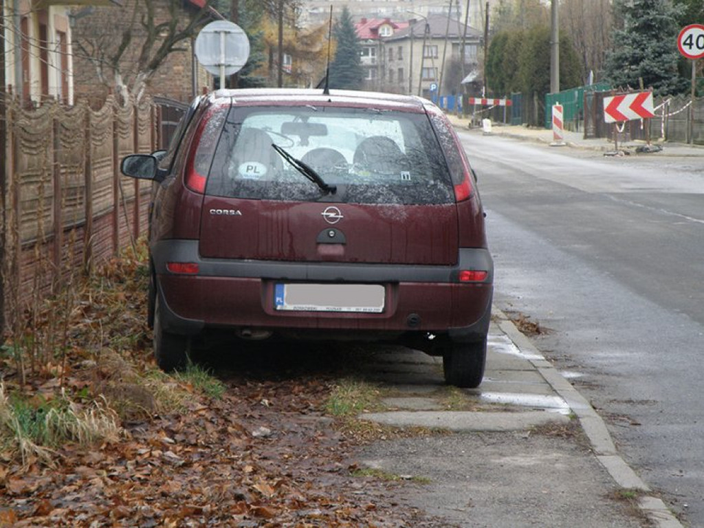 TRZEBINIA. Chodnik czy parking?