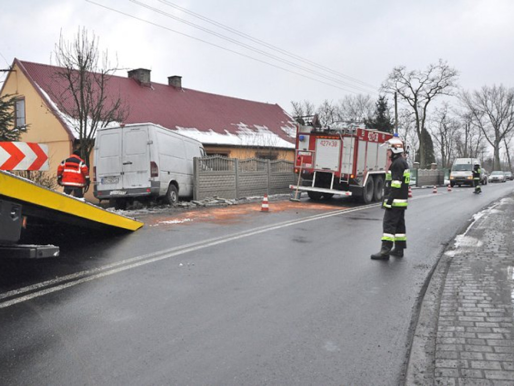 JANKOWICE. Wyleciał z łuku drogi i wjechał w dom