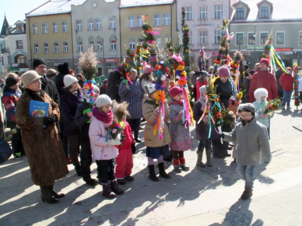 CHRZANÓW. Palmy powiewały na wietrze