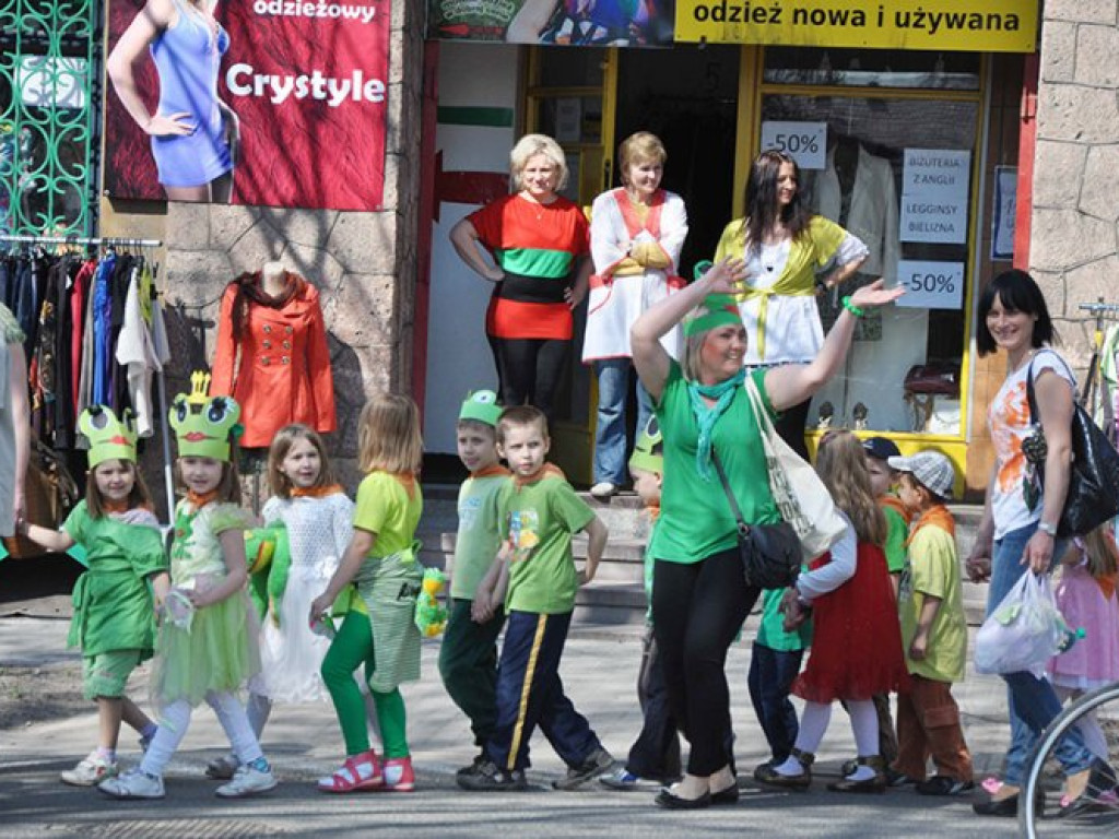 KRZESZOWICE. Żaby i ropuchy wyszły na ulice