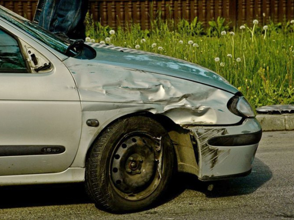 LIBIĄŻ. Samochód zderzył się z motorowerem. Jedna osoba ranna (zdjęcia)
