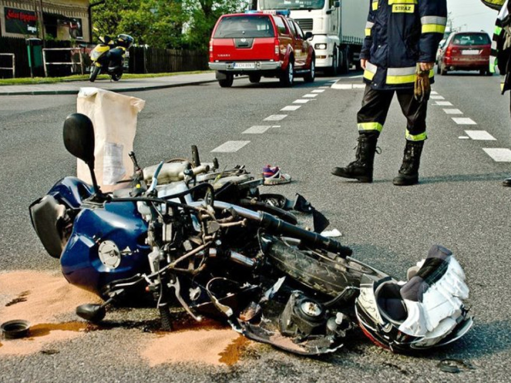 LIBIĄŻ. Samochód zderzył się z motorowerem. Jedna osoba ranna (zdjęcia)