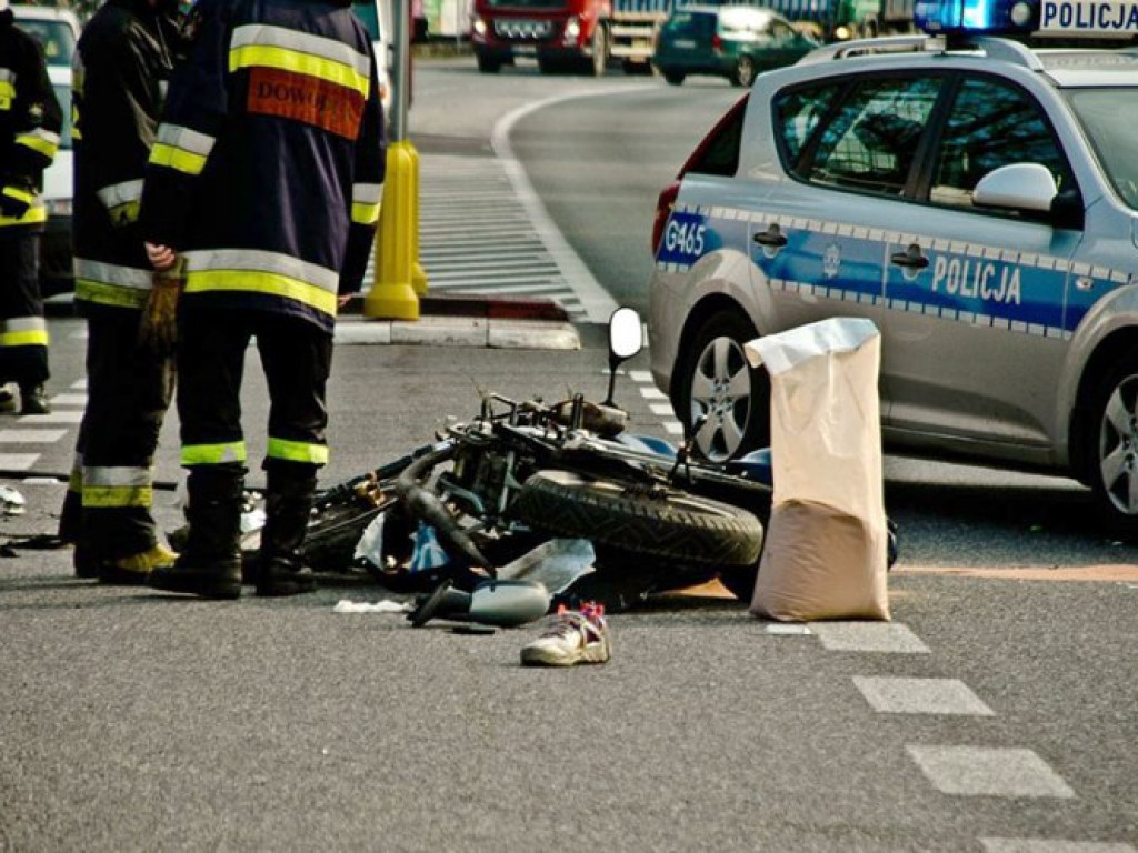 LIBIĄŻ. Samochód zderzył się z motorowerem. Jedna osoba ranna (zdjęcia)