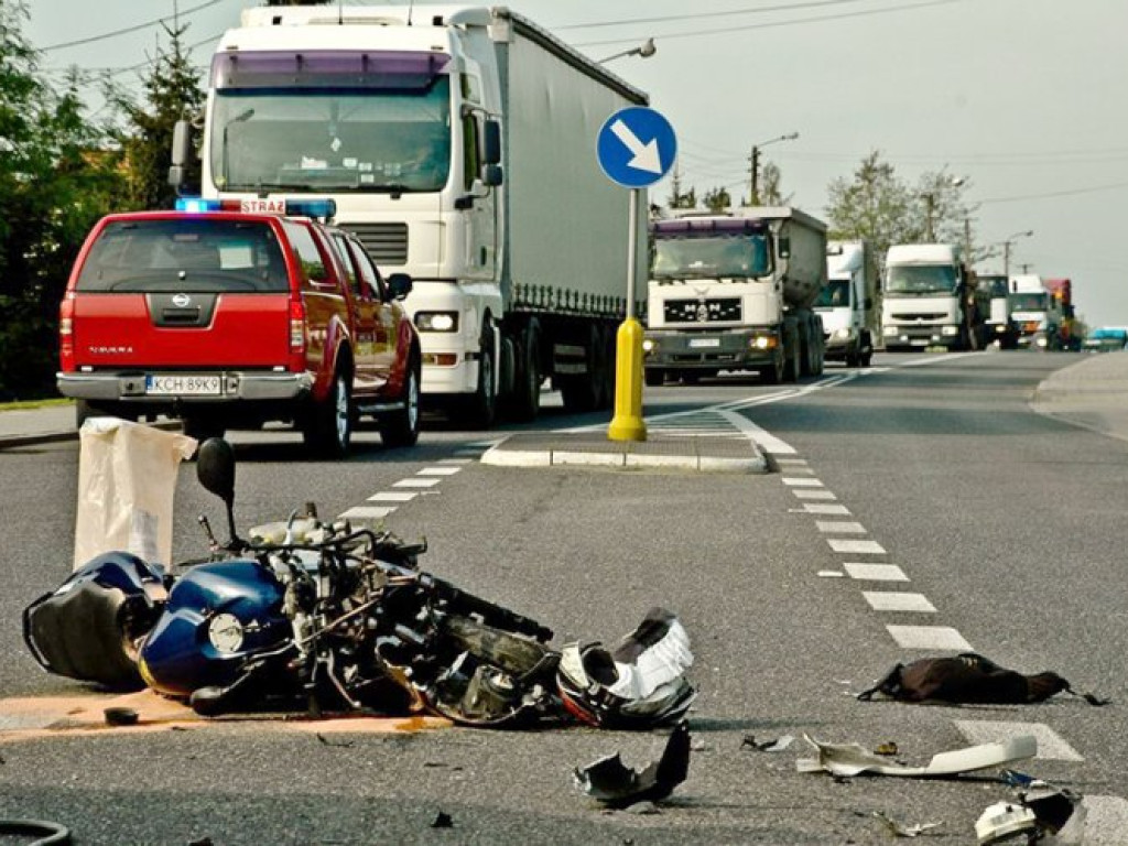 LIBIĄŻ. Samochód zderzył się z motorowerem. Jedna osoba ranna (zdjęcia)