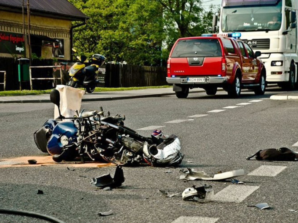 LIBIĄŻ. Samochód zderzył się z motorowerem. Jedna osoba ranna (zdjęcia)
