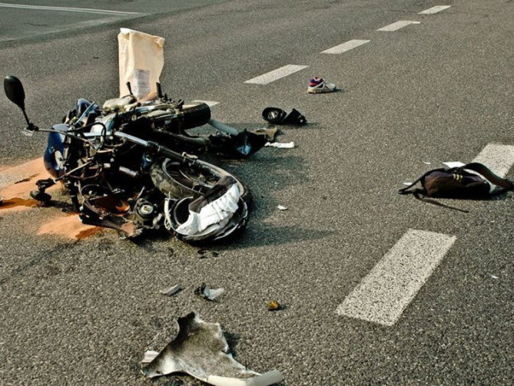LIBIĄŻ. Samochód zderzył się z motorowerem. Jedna osoba ranna (zdjęcia)