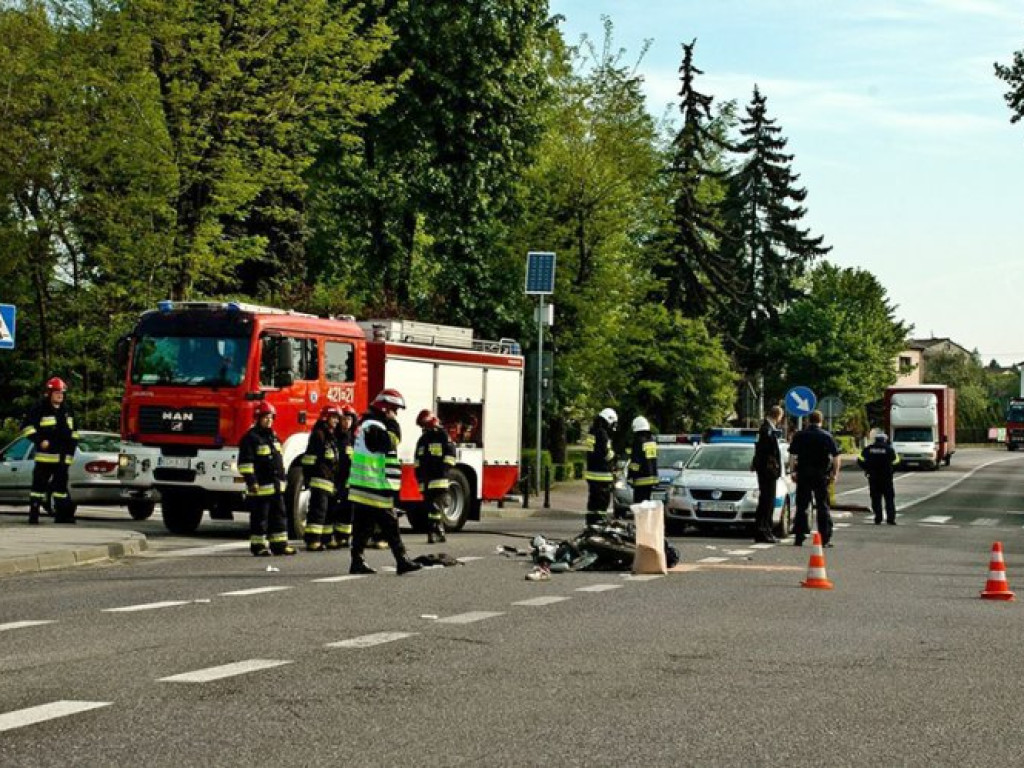 LIBIĄŻ. Samochód zderzył się z motorowerem. Jedna osoba ranna (zdjęcia)