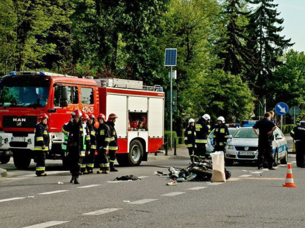 LIBIĄŻ. Samochód zderzył się z motorowerem. Jedna osoba ranna (zdjęcia)