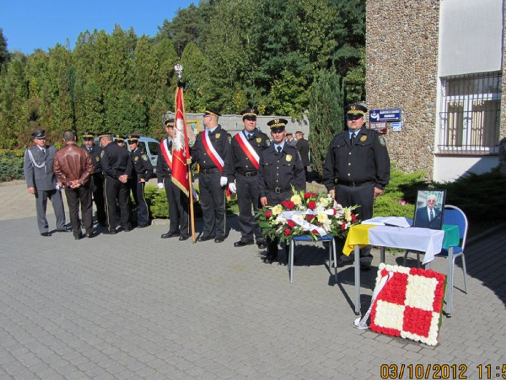 Pogrzeb pilota, któremu salutował następca brytyjskiego tronu, książę Karol…*