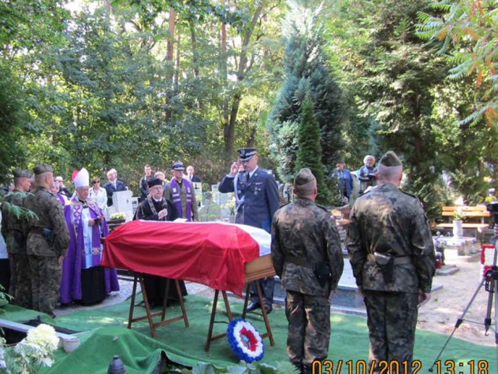 Pogrzeb pilota, któremu salutował następca brytyjskiego tronu, książę Karol…*