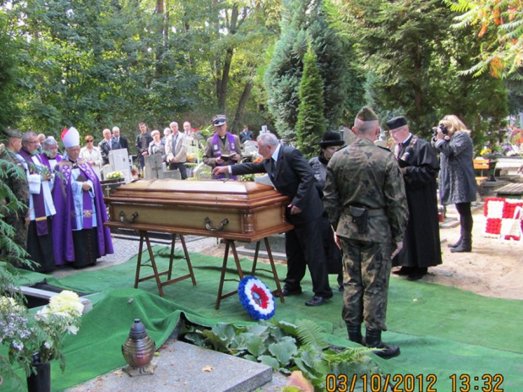 Pogrzeb pilota, któremu salutował następca brytyjskiego tronu, książę Karol…*