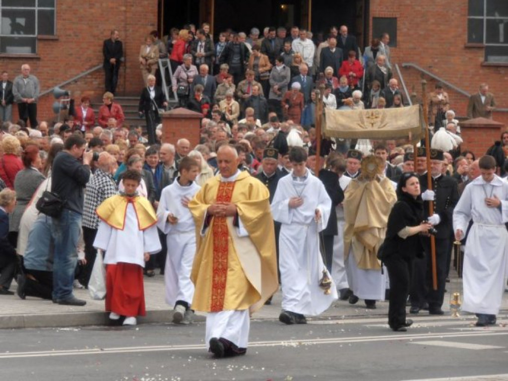 CHRZANÓW. Cuda eucharystyczne przypominają o obecności Boga (zdjęcia)
