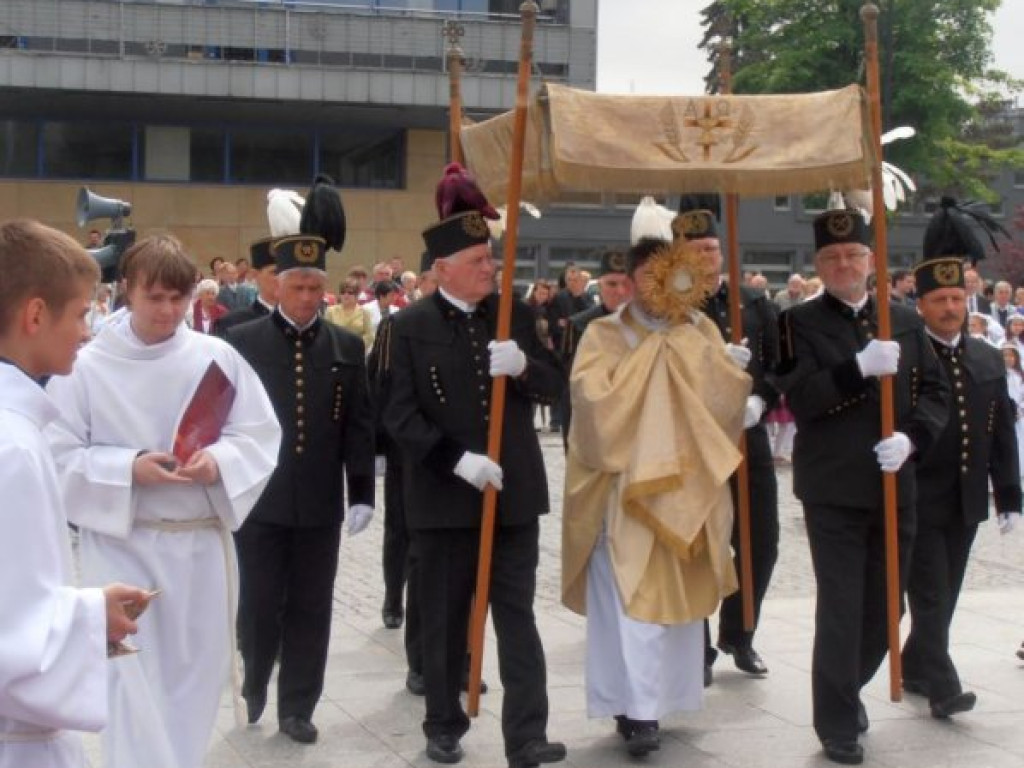 CHRZANÓW. Cuda eucharystyczne przypominają o obecności Boga (zdjęcia)