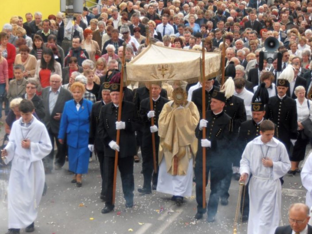 CHRZANÓW. Cuda eucharystyczne przypominają o obecności Boga (zdjęcia)