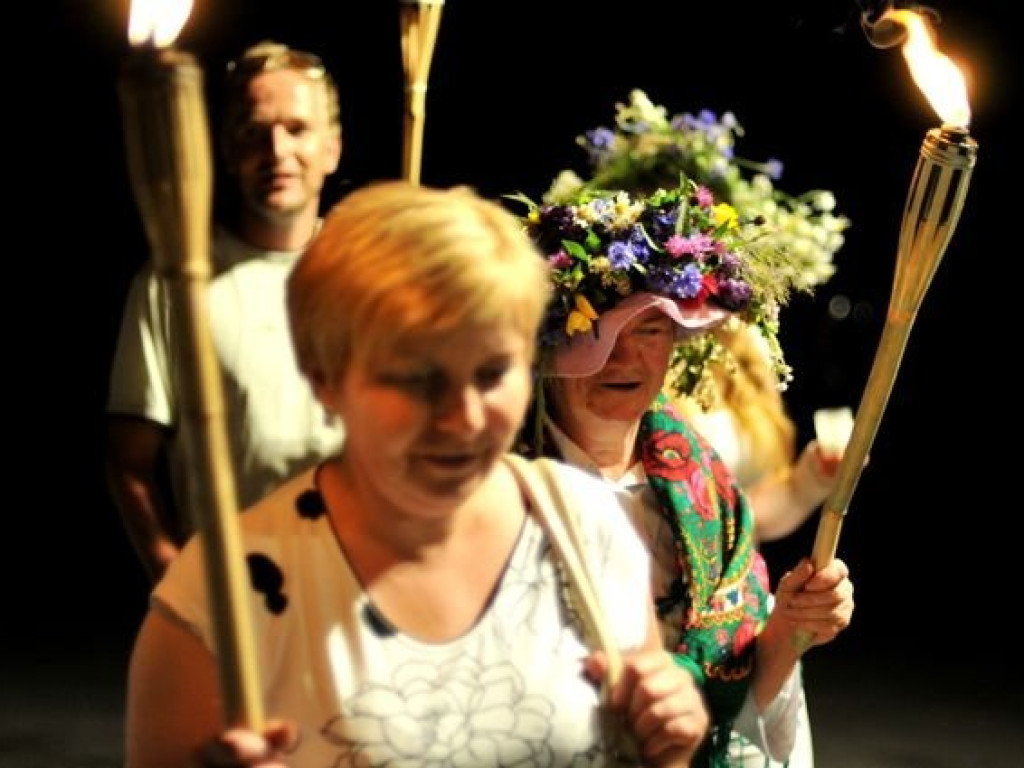 TENCZYNEK. Nad stawem zapłonęły ognie
