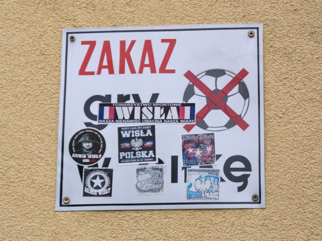 CHRZANÓW. Wlepki szpecą miasto