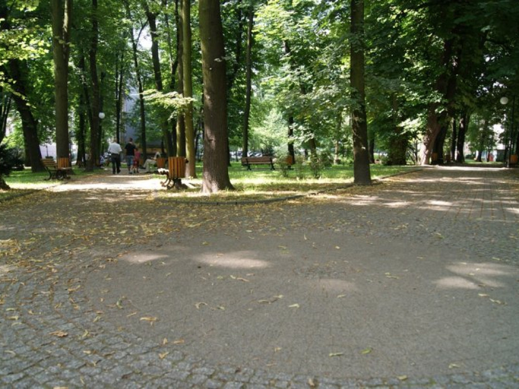 CHRZANÓW. Park miejski latem - mogłoby być lepiej