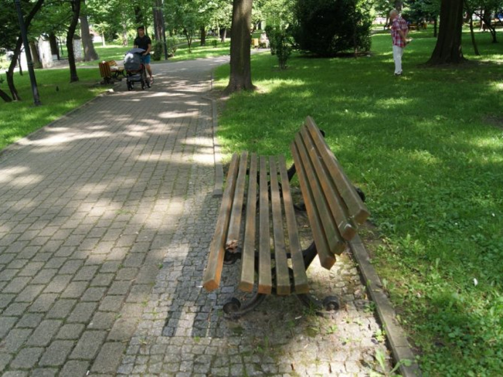 CHRZANÓW. Park miejski latem - mogłoby być lepiej