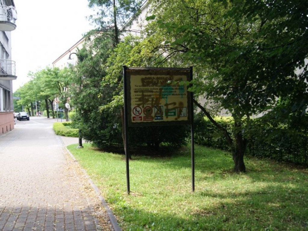 CHRZANÓW. Park miejski latem - mogłoby być lepiej