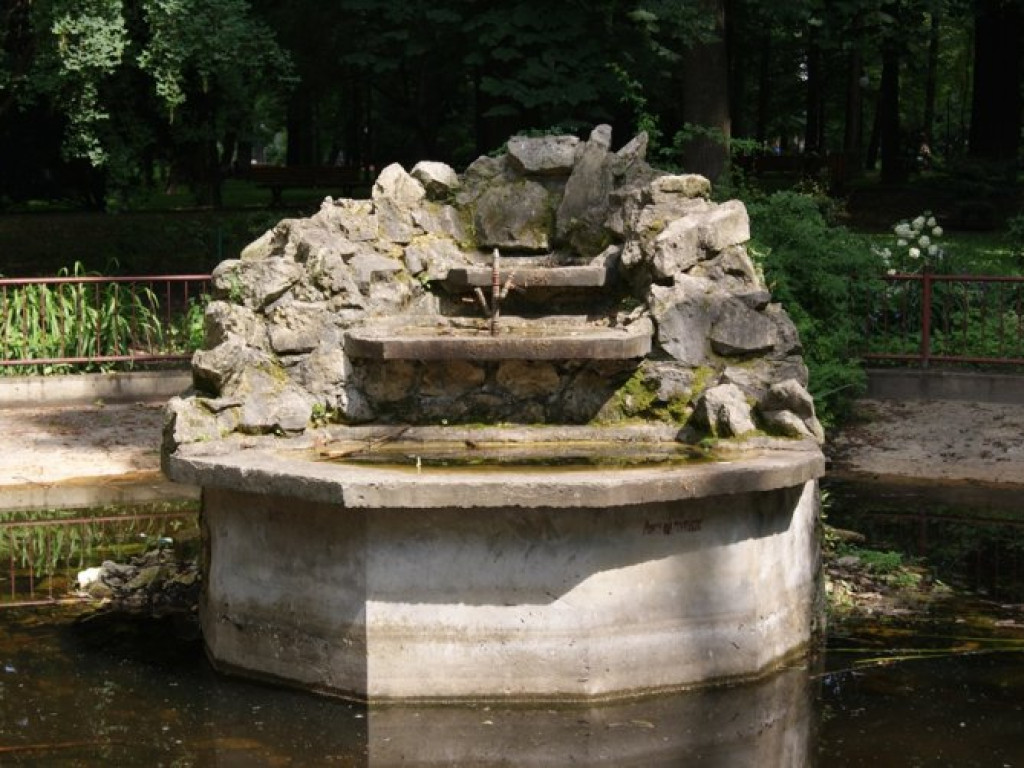 CHRZANÓW. Park miejski latem - mogłoby być lepiej