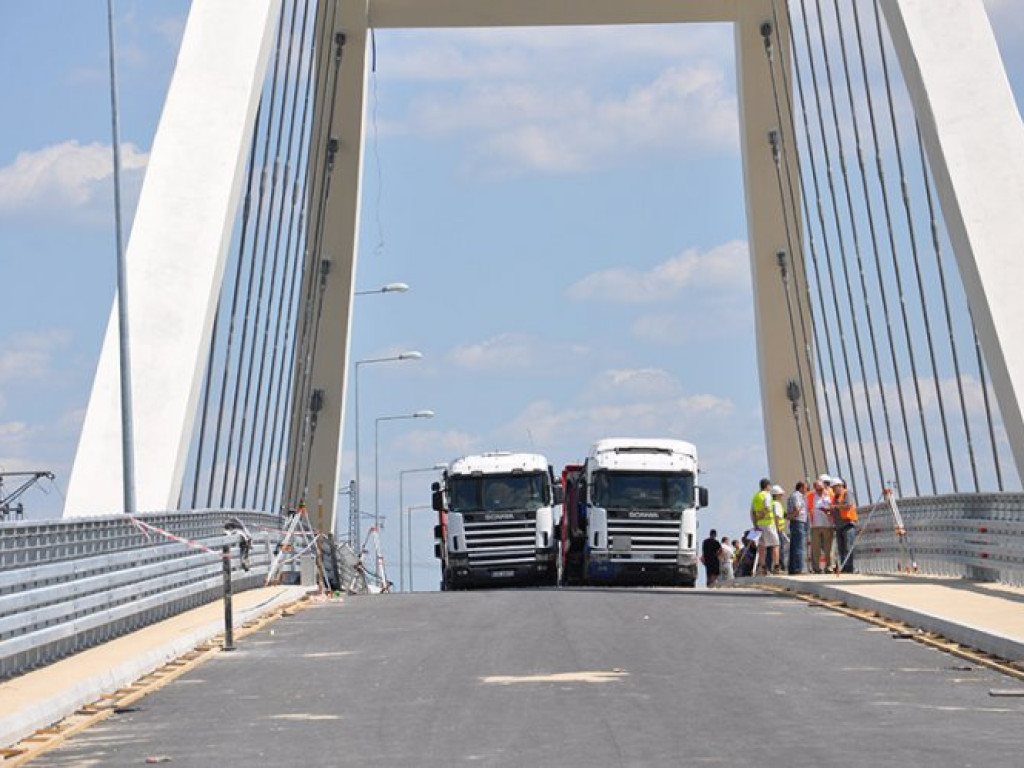 CHRZANÓW. Testują estakadę. Obciążenie - 240 ton (zdjęcia)