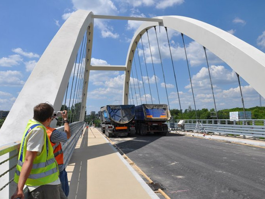 CHRZANÓW. Testują estakadę. Obciążenie - 240 ton (zdjęcia)