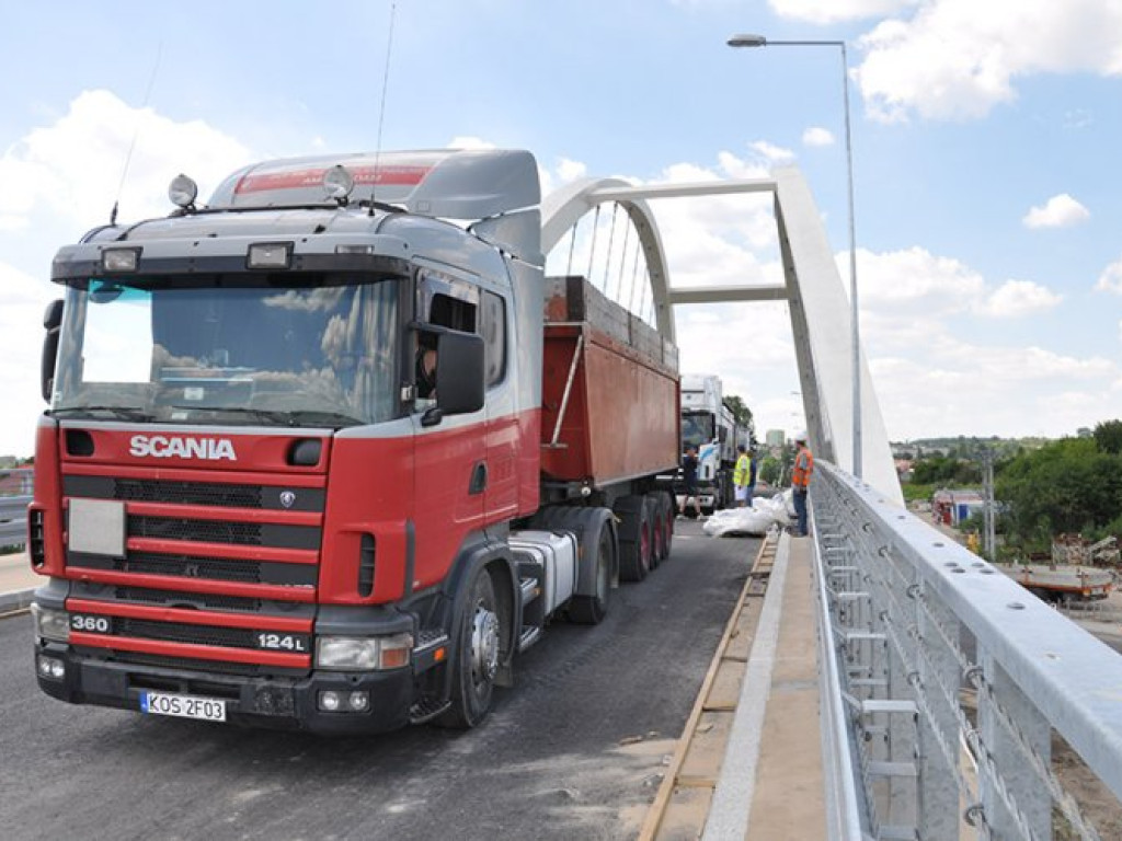 CHRZANÓW. Testują estakadę. Obciążenie - 240 ton (zdjęcia)