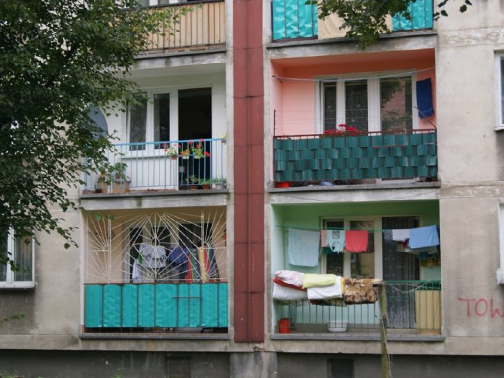 CHRZANÓW. Balkony w blokach: pstrokato czy jednolicie?