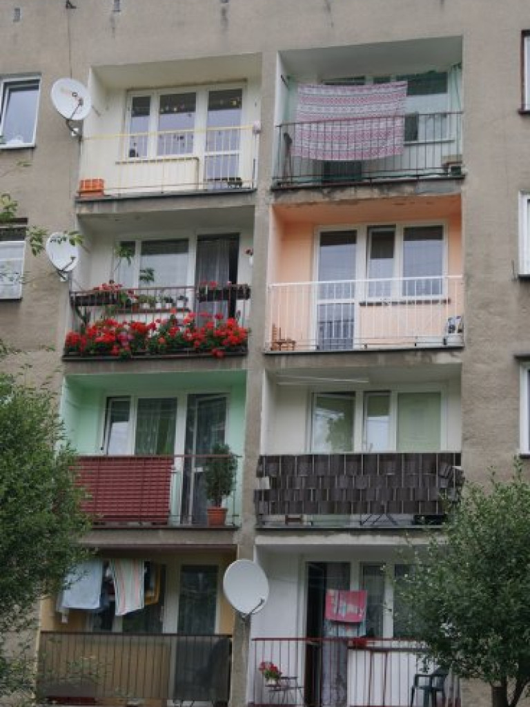 CHRZANÓW. Balkony w blokach: pstrokato czy jednolicie?