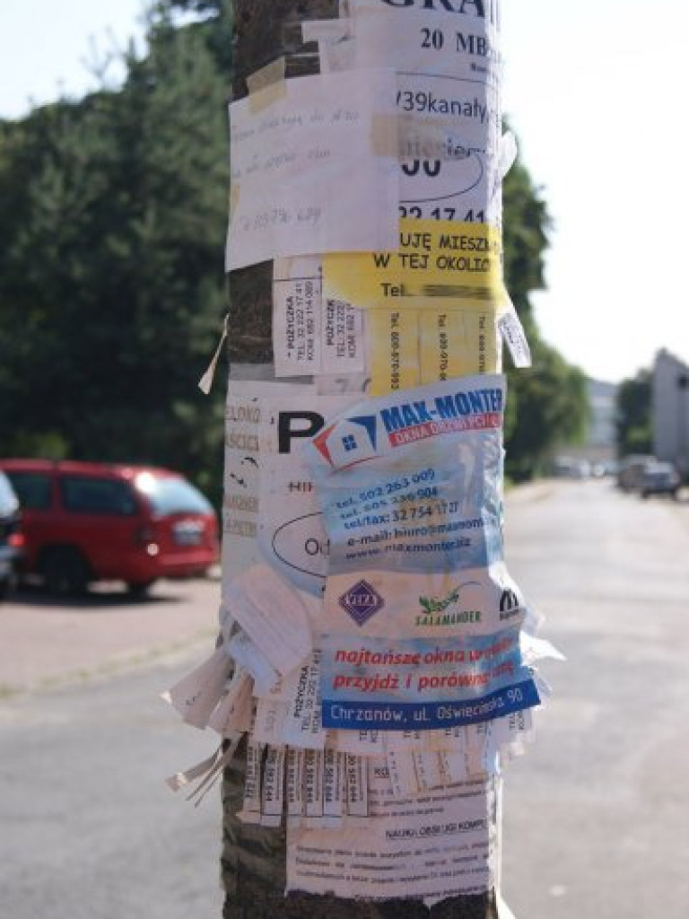 CHRZANÓW. Latarnie i drzewa jak tablice ogłoszeniowe