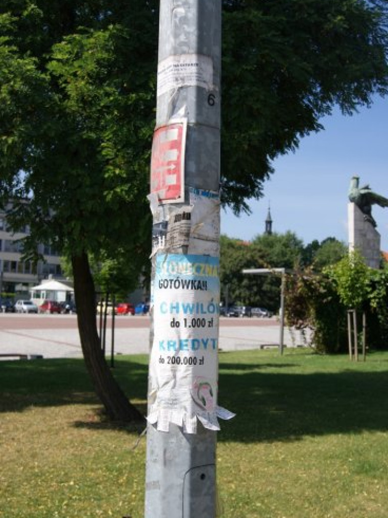 CHRZANÓW. Latarnie i drzewa jak tablice ogłoszeniowe