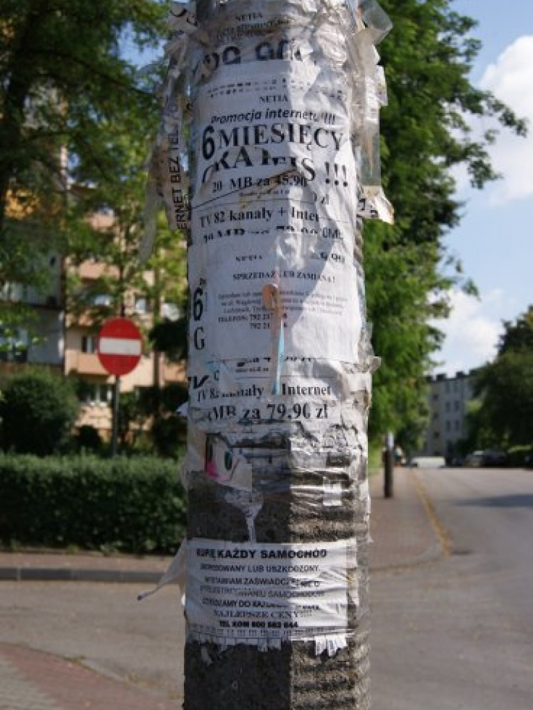 CHRZANÓW. Latarnie i drzewa jak tablice ogłoszeniowe