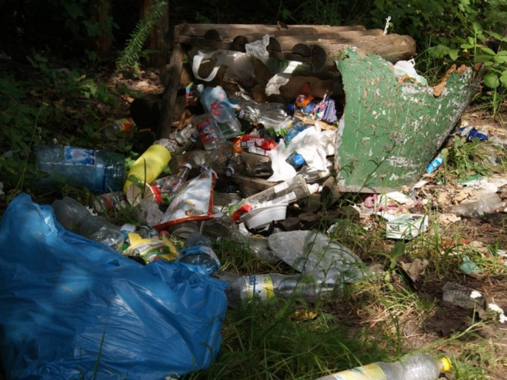 CHRZANÓW. Środek powiatu tonie w śmieciach