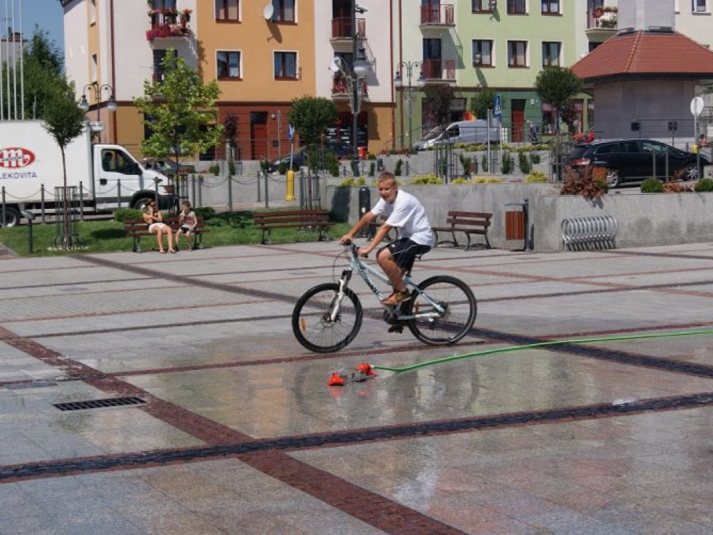 TRZEBINIA. Kurtyny wodne ukojeniem w upały