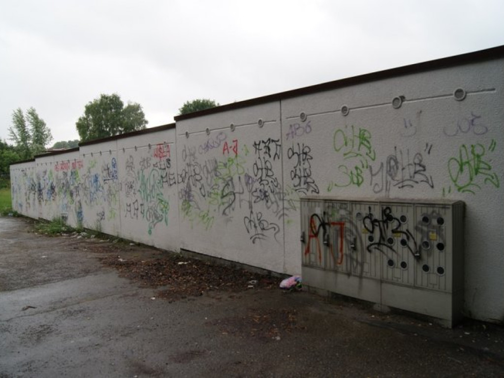 CHRZANÓW. Miasto tonie w bazgrołach