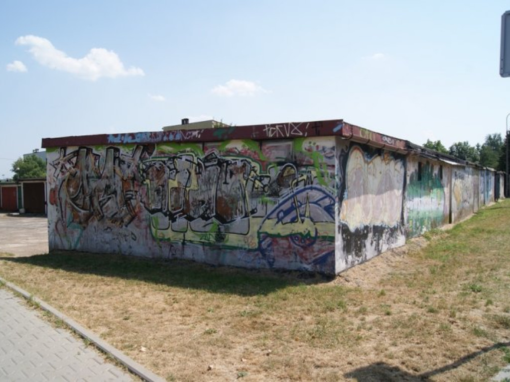 CHRZANÓW. Miasto tonie w bazgrołach
