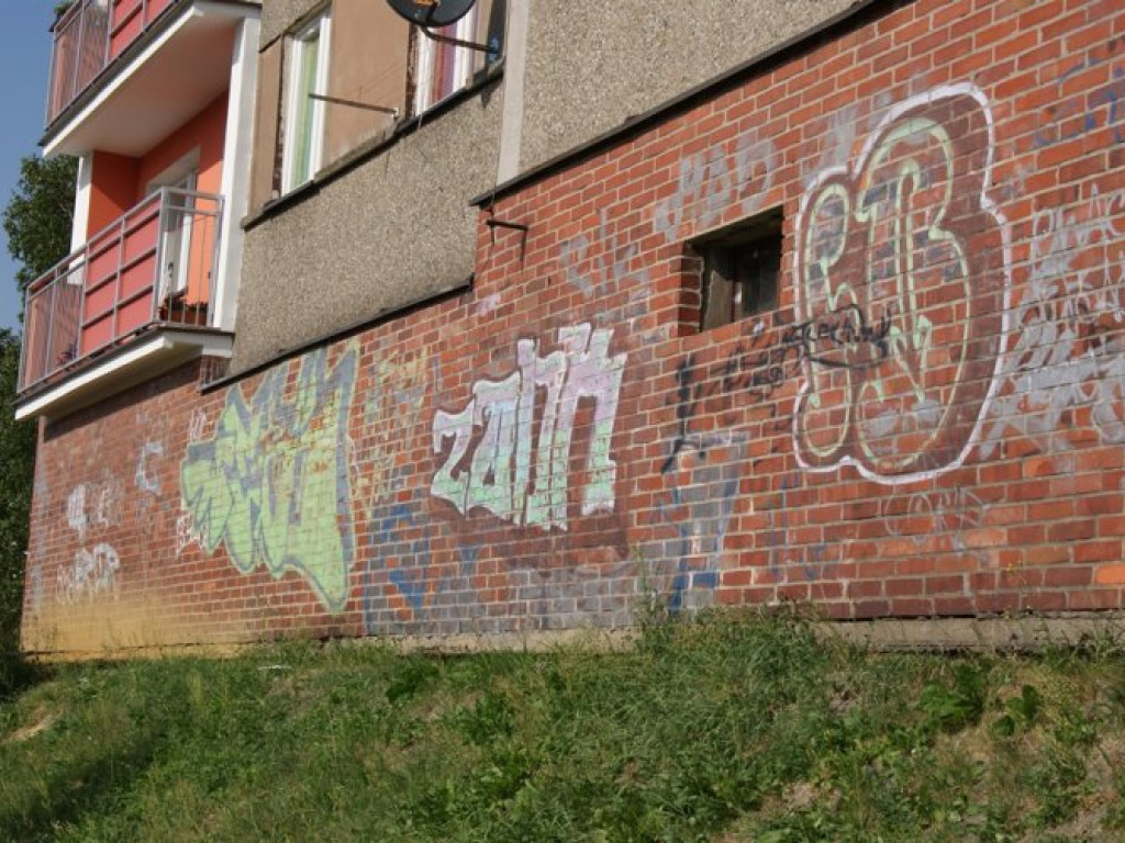 CHRZANÓW. Miasto tonie w bazgrołach