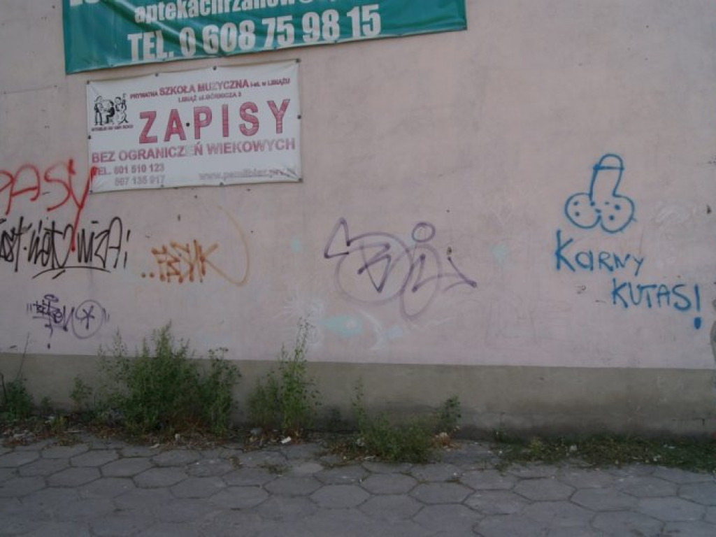 CHRZANÓW. Miasto tonie w bazgrołach