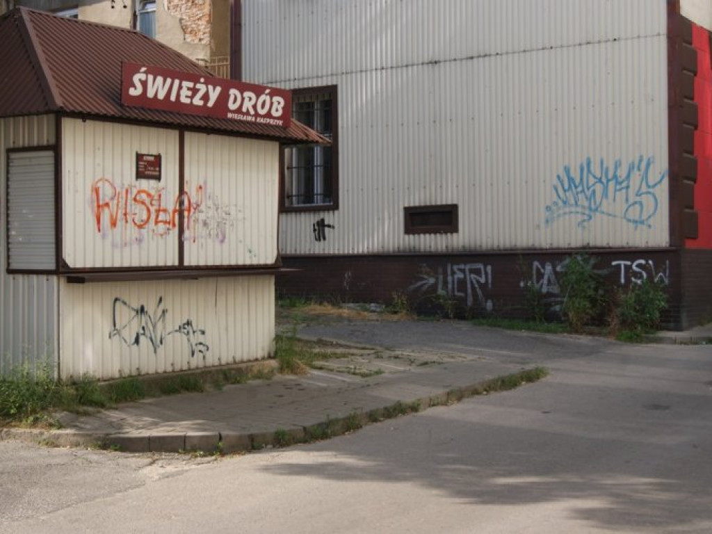 CHRZANÓW. Miasto tonie w bazgrołach