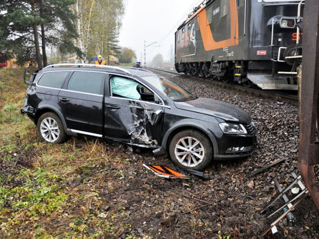 MŁOSZOWA. Samochód wjechał pod pociąg