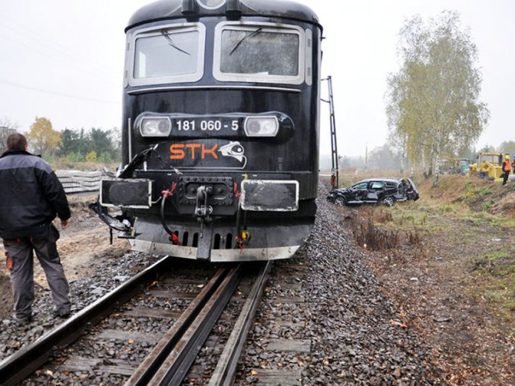 MŁOSZOWA. Samochód wjechał pod pociąg