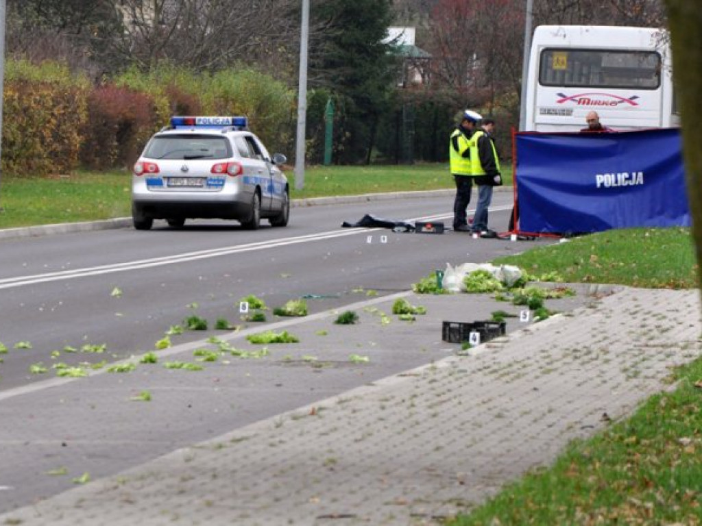 CHRZANÓW. Rowerzysta zginął na oczach dzieci (ZDJĘCIA)