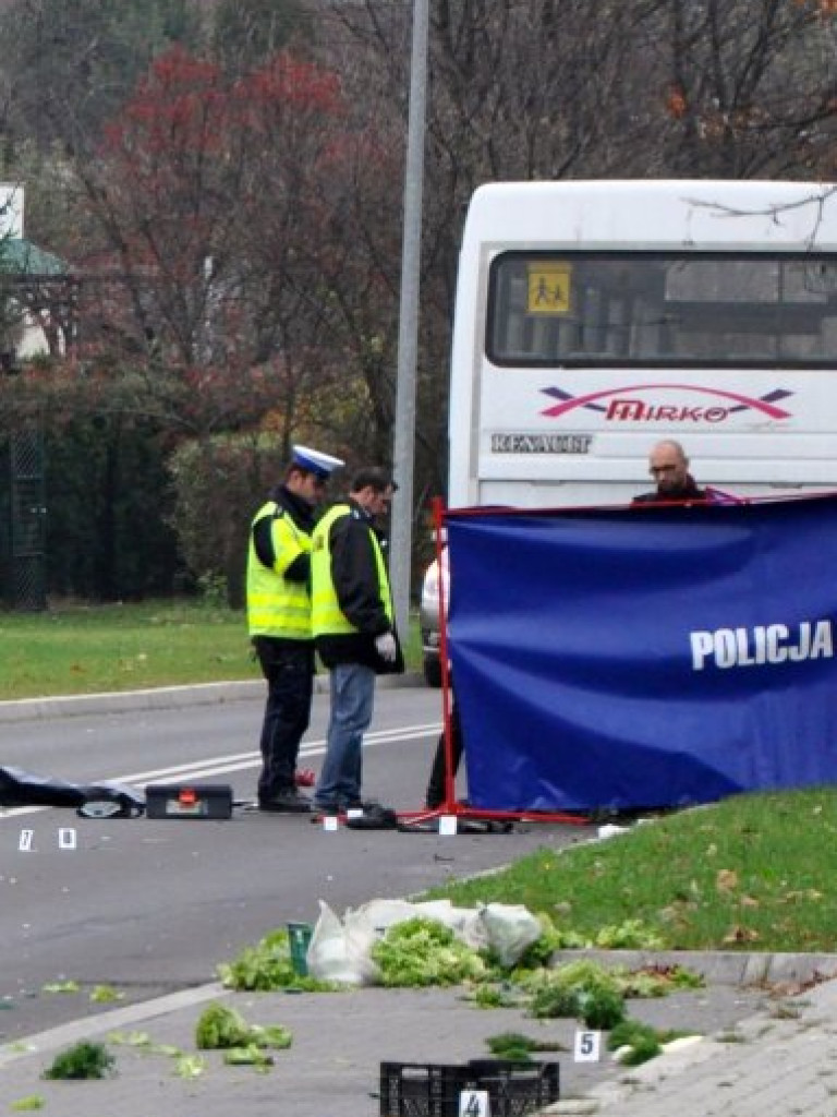 CHRZANÓW. Rowerzysta zginął na oczach dzieci (ZDJĘCIA)