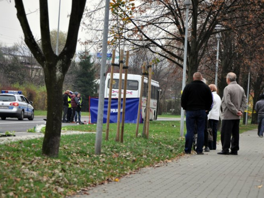 CHRZANÓW. Rowerzysta zginął na oczach dzieci (ZDJĘCIA)